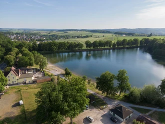 Ein idyllisches Angelrevier aus der Vogelperspekti