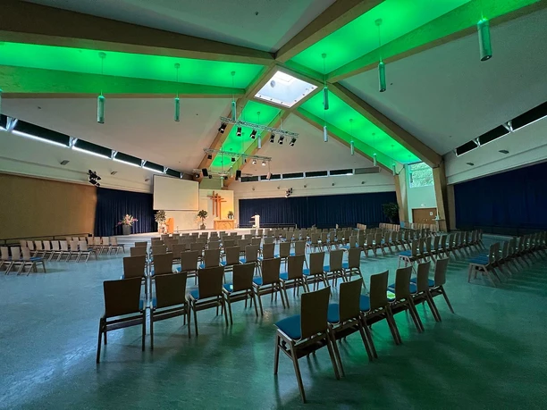 Grünes Licht in der Evangeliumshalle in Wehrda