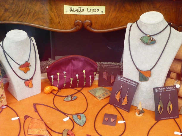 Kleidung und Accessoires der besonderen Art Kleidung und Accessoires der besonderen Art