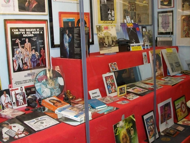 Ausstellungsvitrinen im Elvis-Museum Kircheib