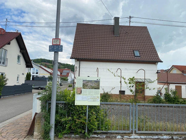 Eine Grenze mitten im Dorf Bild 2