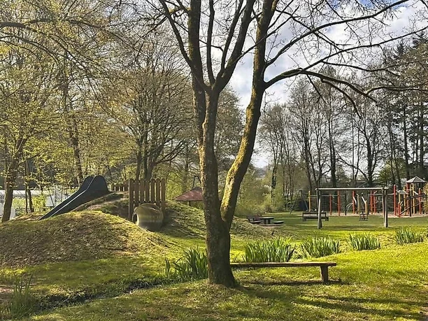 Kinderspielplatz mit Rutsche