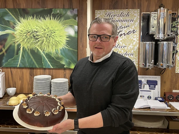 Karlheinz Centner mit der beliebten Pralinentorte Karlheinz Centner mit der beliebten Pralinentorte