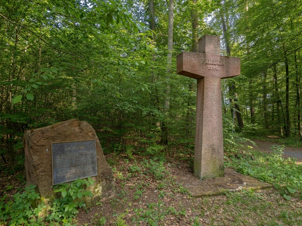 Friedenskreuz mit Gedenkstein