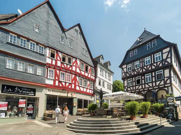 Eisenmarkt mit Brunnen und Fachwerkhäusern