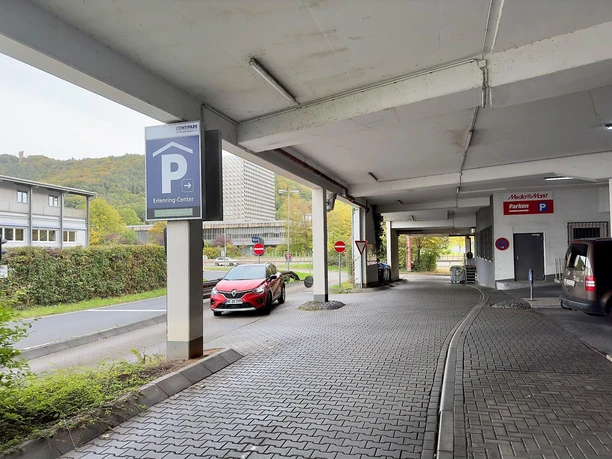 Einfahrt von der Bundesstraße - Erlenringparkhaus