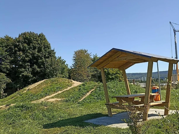 Dirt Bike Strecke mit Sitzgruppe