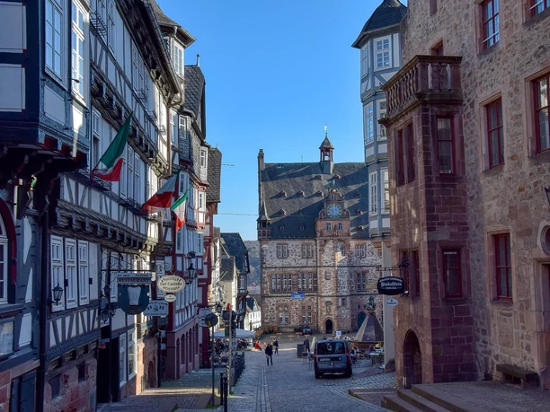 Steinernes Haus und Blick auf den Marktplatz