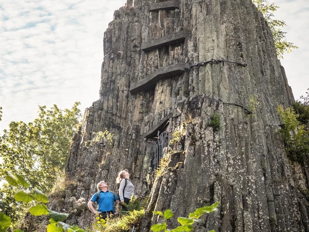 Druidenstein im Frühjahr unterhalb der Spitze
