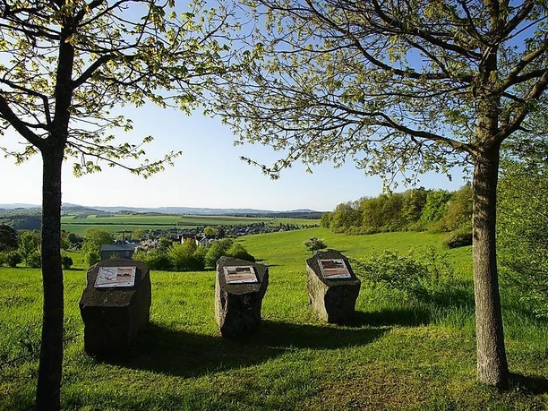 Vulkanparkinfotafeln mit Blick auf Boos