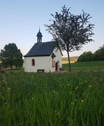 Fintenkapelle mit Blumenwiese