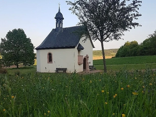 Fintenkapelle mit Blumenwiese
