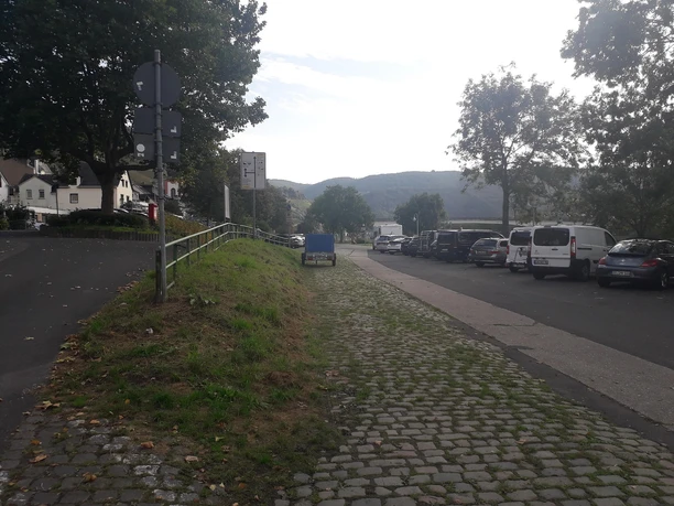 großer Parkplatz