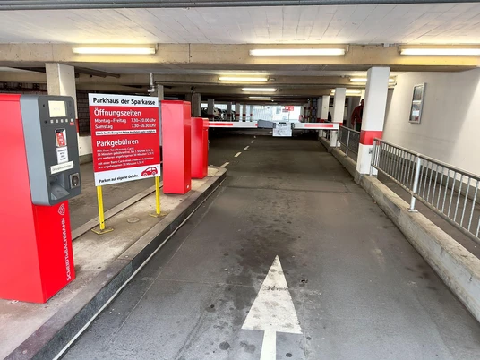 Einfahrt zum Parkhaus der Sparkasse Marburg