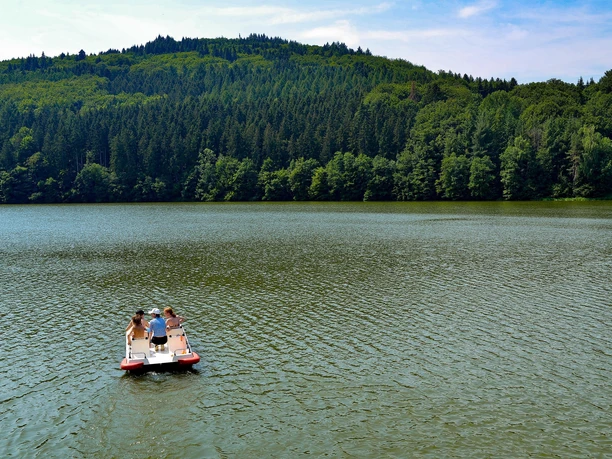 Sommerspaß-Tretbootfahren auf dem Stausee Bitburg