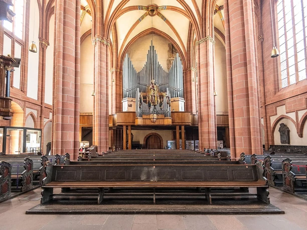 Innenansicht - Blick zur Orgel