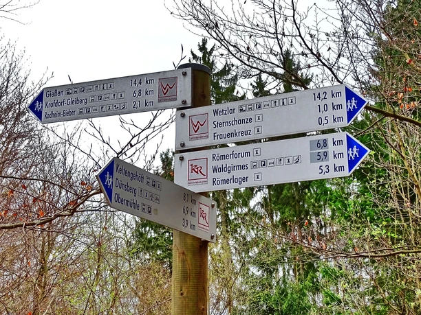 Wegweiser Lahnwanderweg beim Frauenkreuz, Lahnau
