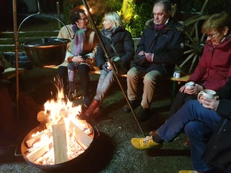 Glühwein auf dem Lagerfeuer erhitzt