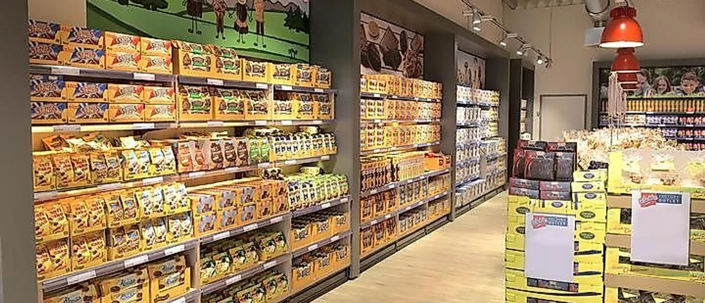 Keksregale im Factory Outlet