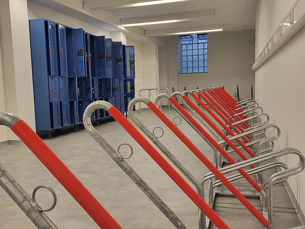 Fahrradständer und Spinde im Fahrradparkhaus