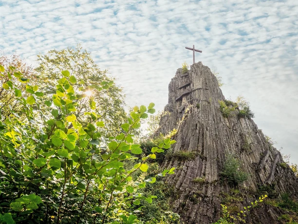 Druidenstein im Frühjahr Vorderansicht