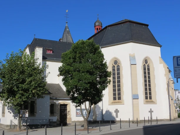 Seitenansicht Pfarrkirche St.Johannes der Täufer Seitenansicht Pfarrkirche St.Johannes der Täufer