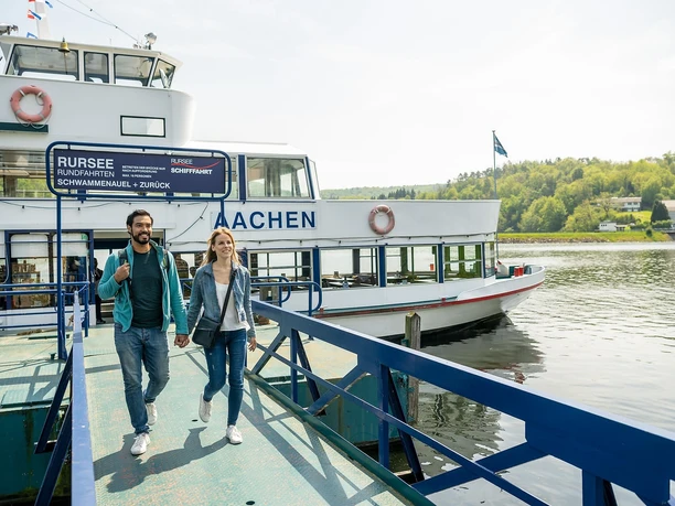 Anlegestelle und Schiff