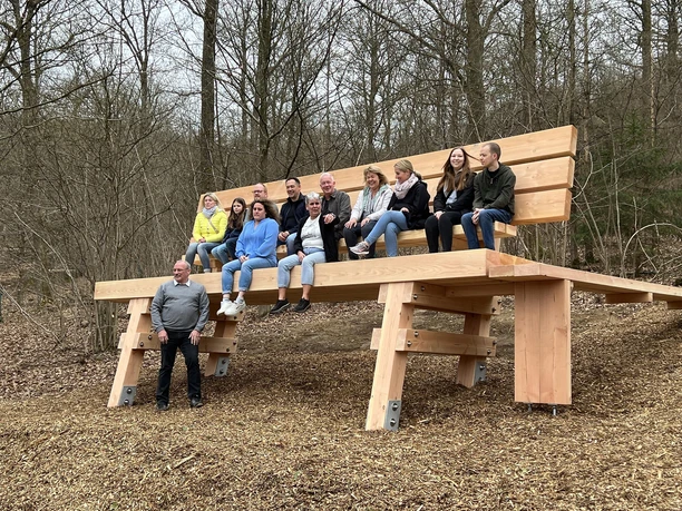 Eine Wanderpause auf der XXL-Bank Druidenrast