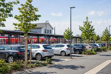 Parkplatz an einem Bahnhof KI Bild