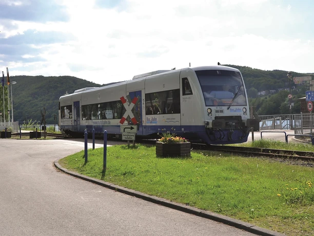 Rurtalbahn an der Haltestelle Obermaubach
