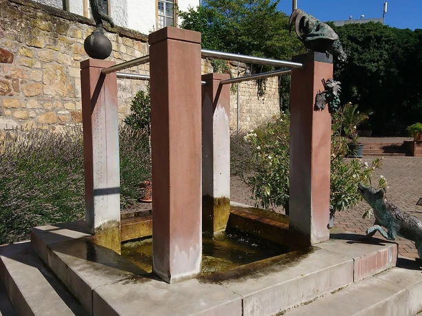 Der Fabelbrunnen auf dem Dorfplatz