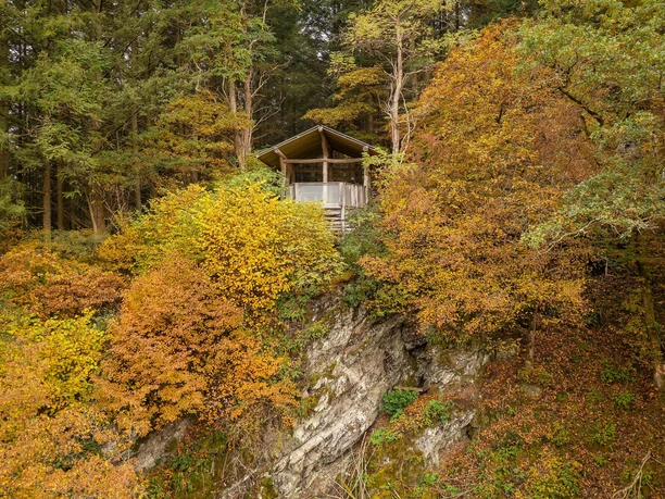 Kobeslochhütte und Kobesloch unterhalb