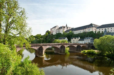 Schloss Weilburg thront über der Lahn