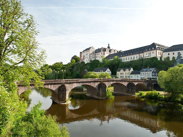 Schloss Weilburg thront über der Lahn