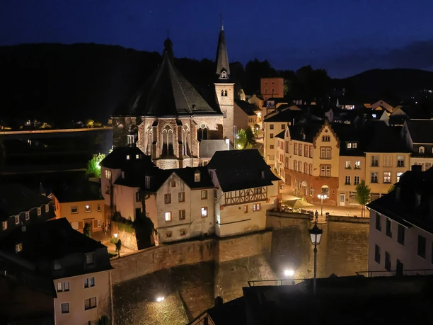 Saarburg bei Nacht