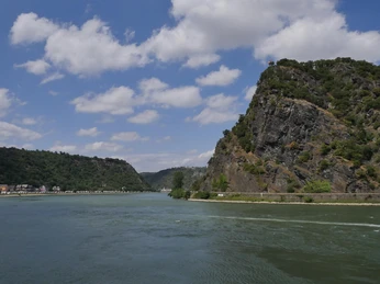 Rheintal mit Loreleyfelsen