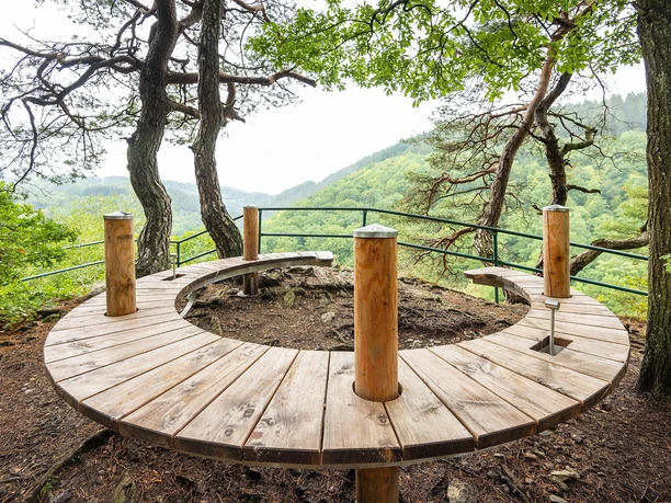 Hufeisenbank am Eifel-Blick Perdsley
