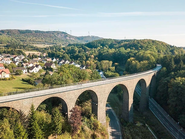 Radfahren über das Viadukt bei Oberkirchen