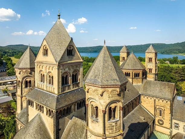 Kloster Maria Laach mit See im Hintergeund