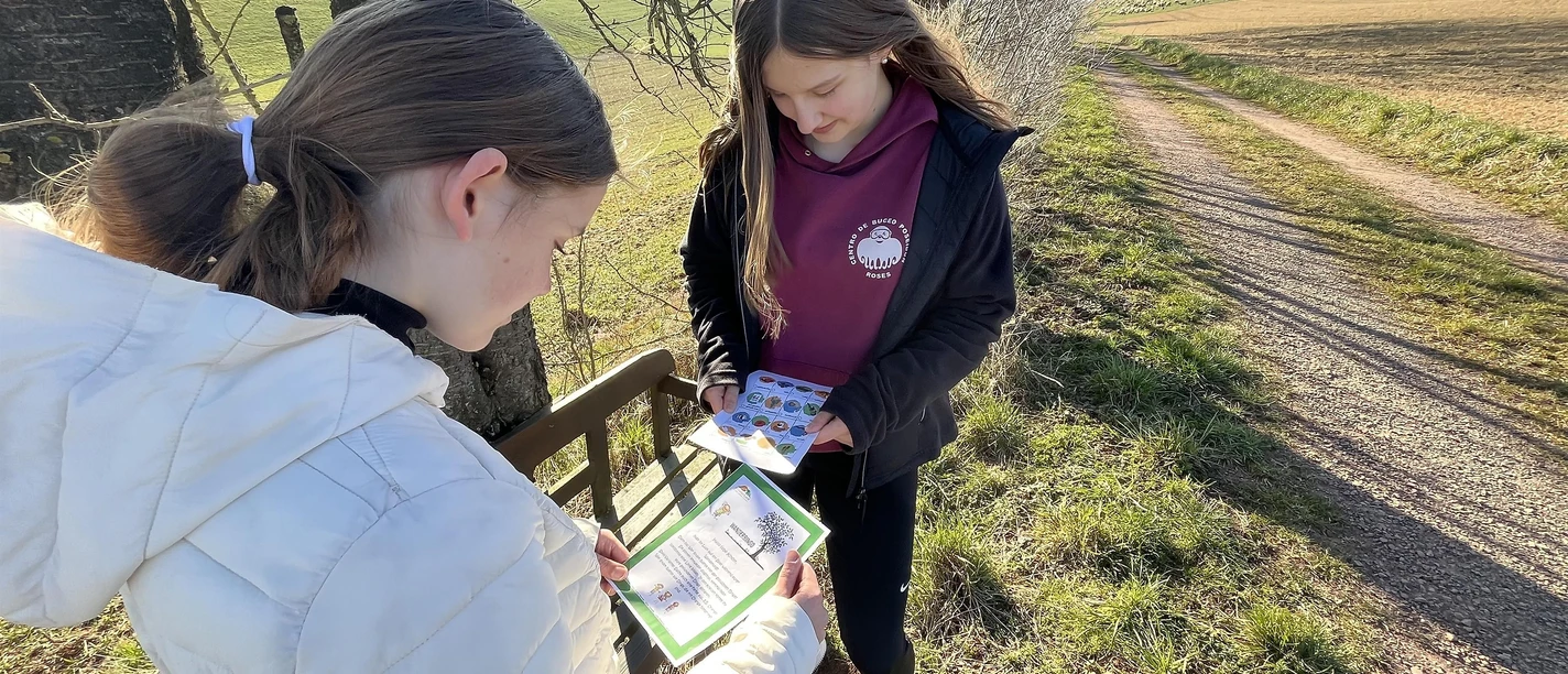 Kinder beim Wander-Bingo