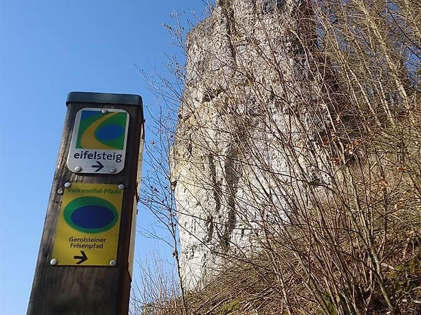 Felsenpfad mit Dolomitenfelsen