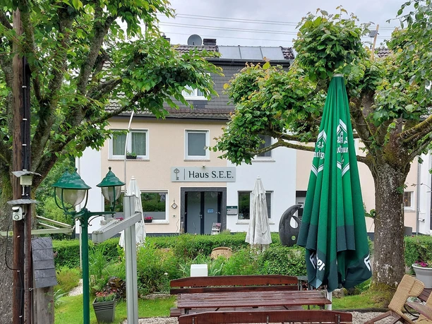 Eingang mit Biergarten