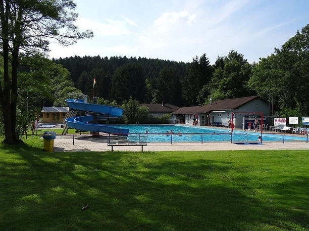 Liegewiesen mit Schwimmbecken