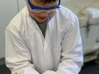 Kind mit Schaumkugel