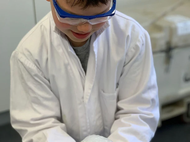 Kind mit Schaumkugel