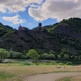 Moselstrand in Burgen mit Burg Bischofstein