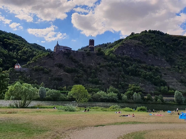 Moselstrand in Burgen mit Burg Bischofstein