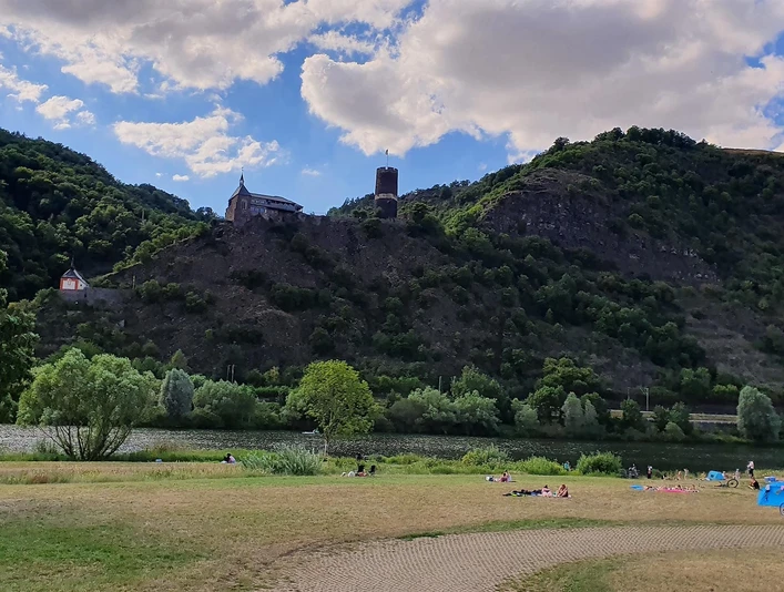 Moselstrand in Burgen mit Burg Bischofstein