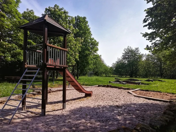 Rutsche, Schaukel und Bolzplatz stehen bereit