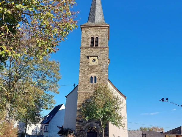 Kirche St. Lambertus mitten im Dorf